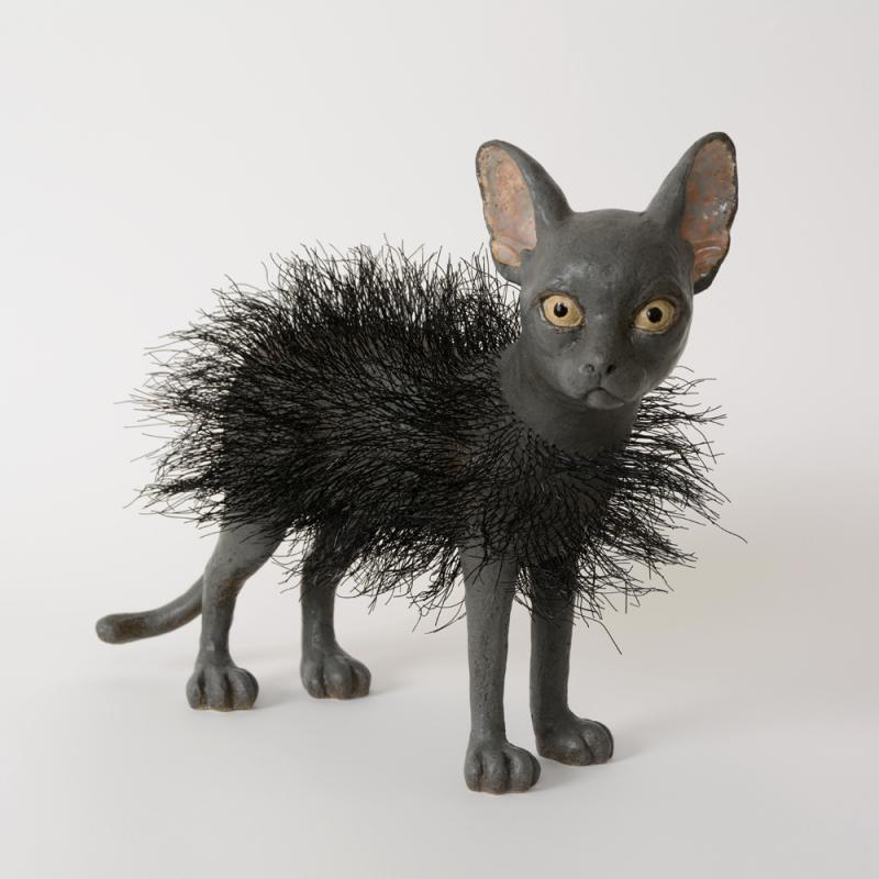 Katze im Fell, 2016, Steinzeug, Kunststoff, H 33 cm